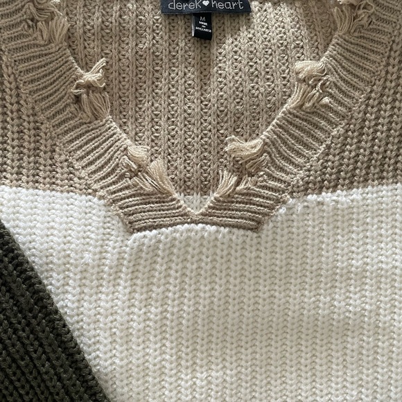 NEW DISTRESSED BLOCK SWEATER
⭐️LONG SLEEVE CROP STYLE ⭐️ - Picture 7 of 10